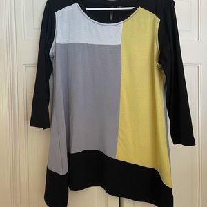 Quarter sleeve color block top.